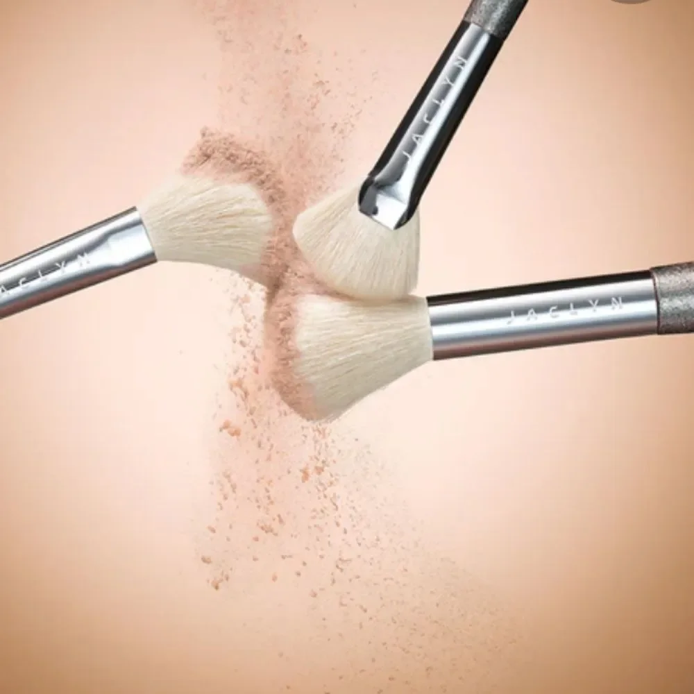 Jaclyn‎ Cosmetics Beaming Light Highlighter Brush